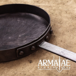 Rustikale Bratpfanne mit langem Griff auf https://armatae.shop Rustikale Bratpfanne mit langem Griff auf https://armatae.shop
