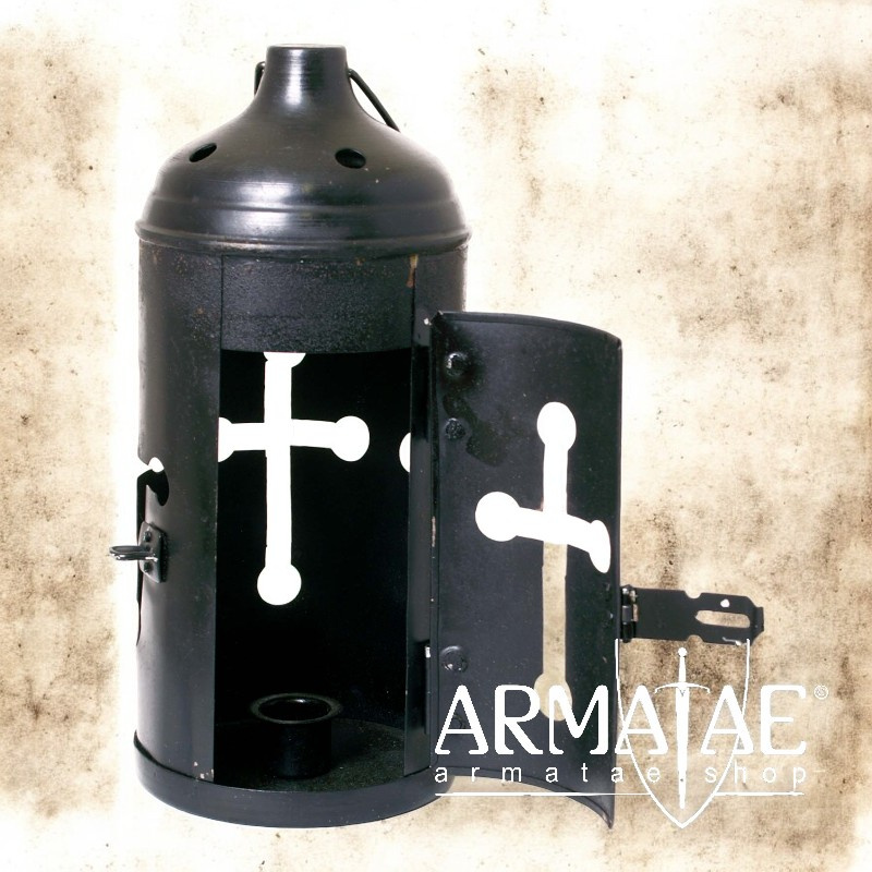 Laterne aus Stahl mit Kreuzfenstern, pulverbeschichtet auf https://armatae.shop Laterne aus Stahl mit Kreuzfenstern, pulverbeschichtet auf https://armatae.shop