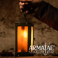 Quadratische Mittelalter-Laterne mit Hornfenstern, handgefertigt auf https://armatae.shop Quadratische Mittelalter-Laterne mit Hornfenstern, handgefertigt auf https://armatae.shop