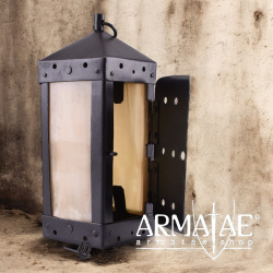 Quadratische Mittelalter-Laterne mit Hornfenstern, handgefertigt auf https://armatae.shop Quadratische Mittelalter-Laterne mit Hornfenstern, handgefertigt auf https://armatae.shop