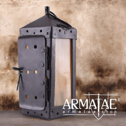 Quadratische Mittelalter-Laterne mit Hornfenstern, handgefertigt auf https://armatae.shop Quadratische Mittelalter-Laterne mit Hornfenstern, handgefertigt auf https://armatae.shop