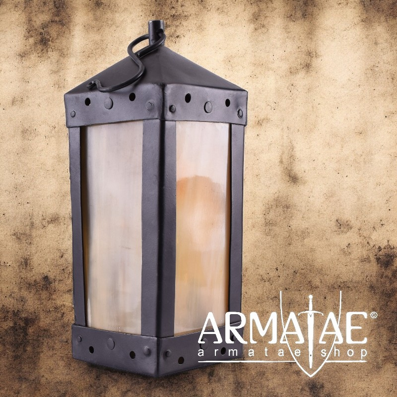 Quadratische Mittelalter-Laterne mit Hornfenstern, handgefertigt auf https://armatae.shop Quadratische Mittelalter-Laterne mit Hornfenstern, handgefertigt auf https://armatae.shop