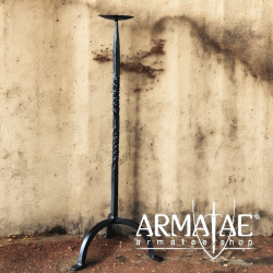 Geschmiedeter Kerzenständer, ca. 74 cm auf https://armatae.shop