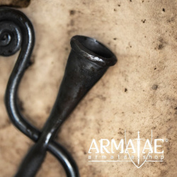 Handgeschmiedeter Kerzenständer im historischen Design auf https://armatae.shop Handgeschmiedeter Kerzenständer im historischen Design auf https://armatae.shop