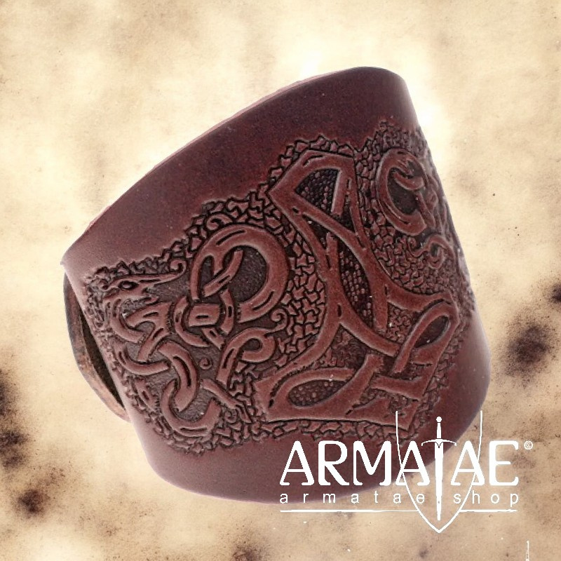 Lederarmband geprägt "Mjölnir" auf https://armatae.shop Lederarmband geprägt "Mjölnir" auf https://armatae.shop