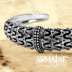 Wikinger Armreif Falster versilberte Bronze - Replik 10. Jhd. auf https://armatae.shop Wikinger Armreif Falster versilberte Bronze - Replik 10. Jhd. auf https://armatae.shop