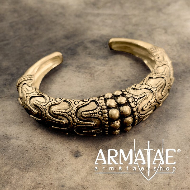 Schwerer Wikinger-Armreif "Hornelund" aus Bronze auf https://armatae.shop Schwerer Wikinger-Armreif "Hornelund" aus Bronze auf https://armatae.shop