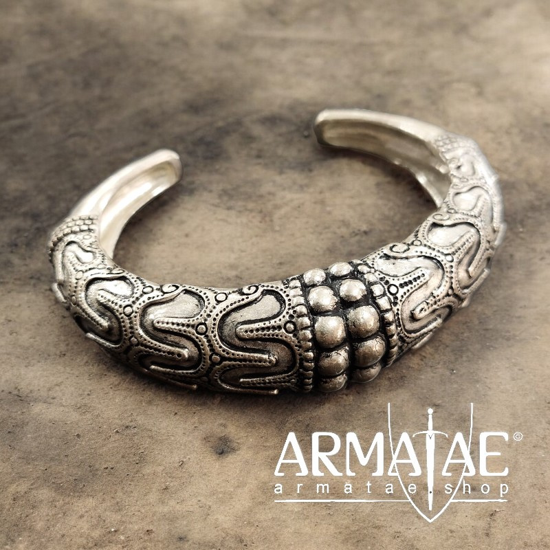 Schwerer Wikinger-Armreif "Hornelund" aus versilberter Bronze auf https://armatae.shop Schwerer Wikinger-Armreif "Hornelund" aus versilberter Bronze auf https://armatae.shop