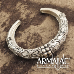 Schwerer Wikinger-Armreif "Hornelund" aus versilberter Bronze auf https://armatae.shop Schwerer Wikinger-Armreif "Hornelund" aus versilberter Bronze auf https://armatae.shop