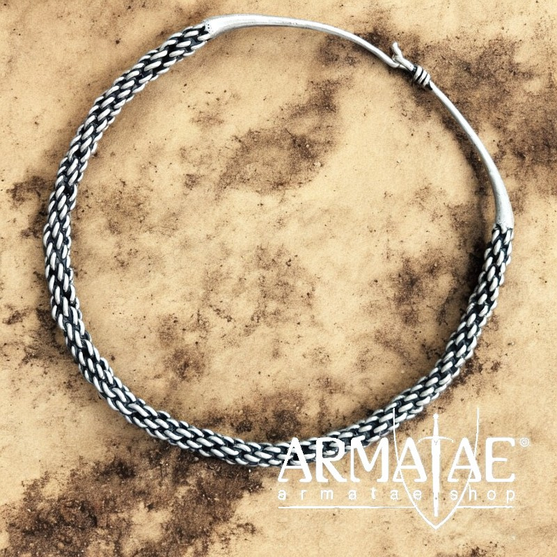 Wikinger-Torque "Huscarl" versilbert auf https://armatae.shop Wikinger-Torque "Huscarl" versilbert auf https://armatae.shop