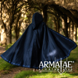Kinderumhang mit Stickerei Wolle "Hedda" Blau auf https://armatae.shop Kinderumhang mit Stickerei Wolle "Hedda" Blau auf https://armatae.shop