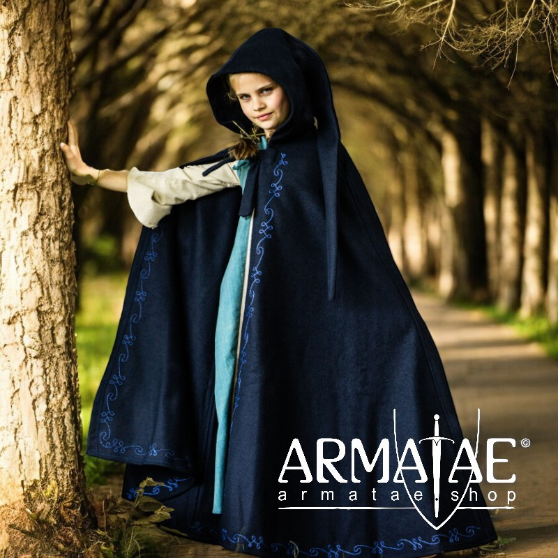 Kinderumhang mit Stickerei Wolle "Hedda" Blau auf https://armatae.shop Kinderumhang mit Stickerei Wolle "Hedda" Blau auf https://armatae.shop