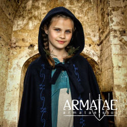 Kinderumhang mit Stickerei Wolle "Hedda" Blau auf https://armatae.shop Kinderumhang mit Stickerei Wolle "Hedda" Blau auf https://armatae.shop
