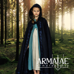 Kinderumhang mit Stickerei Wolle "Hedda" Blau auf https://armatae.shop Kinderumhang mit Stickerei Wolle "Hedda" Blau auf https://armatae.shop