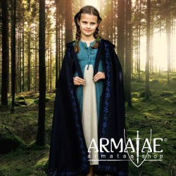Kinderumhang mit Stickerei Wolle "Hedda" Blau auf https://armatae.shop Kinderumhang mit Stickerei Wolle "Hedda" Blau auf https://armatae.shop