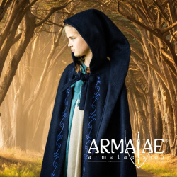 Kinderumhang mit Stickerei Wolle "Hedda" Blau auf https://armatae.shop Kinderumhang mit Stickerei Wolle "Hedda" Blau auf https://armatae.shop