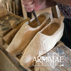 Holzschuhe est 1300 aus Pappelholz mit Lederriemen auf https://armatae.shop Holzschuhe est 1300 aus Pappelholz mit Lederriemen auf https://armatae.shop
