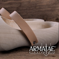 Holzschuhe est 1300 aus Pappelholz mit Lederriemen auf https://armatae.shop Holzschuhe est 1300 aus Pappelholz mit Lederriemen auf https://armatae.shop