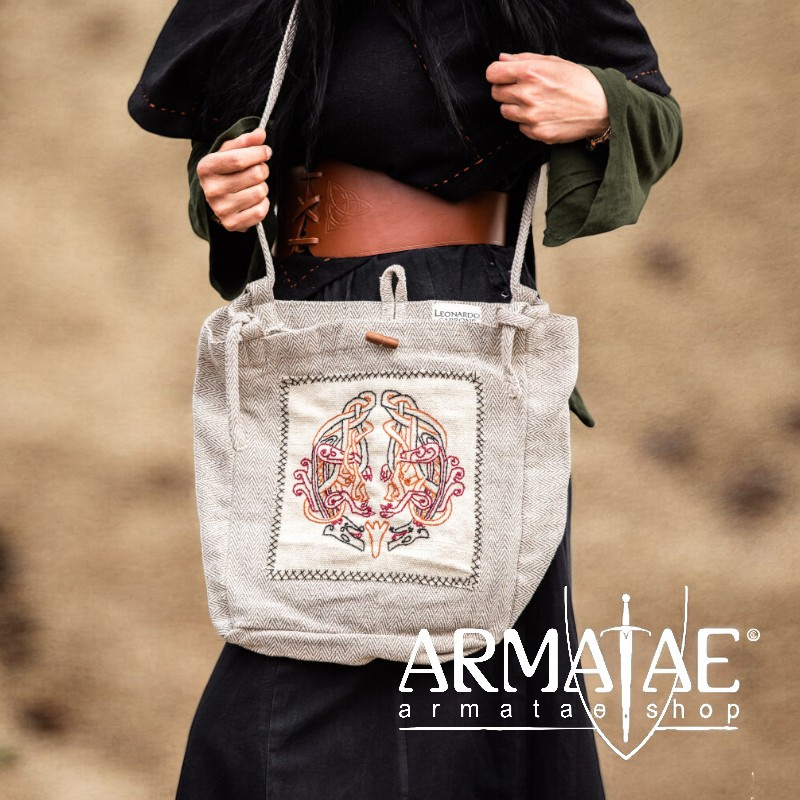 Umhängetasche mit Wikinger Stickerei "Tora" Natur auf https://armatae.shop Umhängetasche mit Wikinger Stickerei "Tora" Natur auf https://armatae.shop