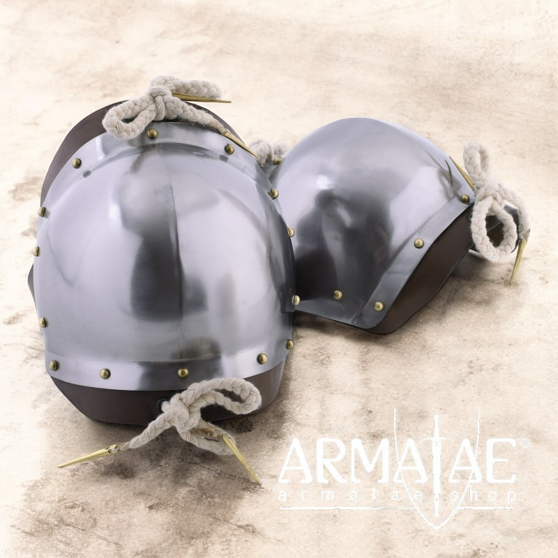Kniebuckel (Paar), Leder, Stahl poliert auf https://armatae.shop Kniebuckel (Paar), Leder, Stahl poliert auf https://armatae.shop