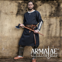 Ein Stück Wikinger Beinschiene, 2 mm Stahl auf https://armatae.shop Ein Stück Wikinger Beinschiene, 2 mm Stahl auf https://armatae.shop