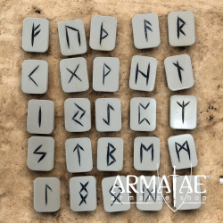 Runenset aus Bein mit Wildlederbeutel auf https://armatae.shop Runenset aus Bein mit Wildlederbeutel auf https://armatae.shop