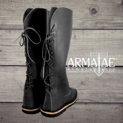 Leonardo Carbone Stiefel Tyra in Schwarz auf https://armatae.shop Leonardo Carbone Stiefel Tyra in Schwarz auf https://armatae.shop