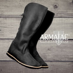 Leonardo Carbone Stiefel Tyra in Schwarz auf https://armatae.shop Leonardo Carbone Stiefel Tyra in Schwarz auf https://armatae.shop