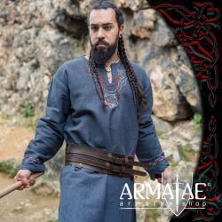 Armatae.shop Tunika Freki bestickt Blaugrau ALC-8149gr 2 von Leonardo Carbone Armatae.shop Tunika Freki bestickt Blaugrau ALC-8149gr 2 von Leonardo Carbone