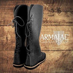 Leonardo Carbone Stiefel Tyra in Schwarz auf https://armatae.shop Leonardo Carbone Stiefel Tyra in Schwarz auf https://armatae.shop