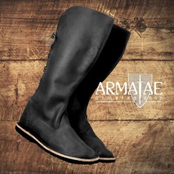 Leonardo Carbone Stiefel Tyra in Schwarz auf https://armatae.shop